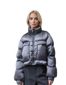 Stilvoller, kurz geschnittener Daunenmantel f&uuml;r Damen in Metallic-Optik