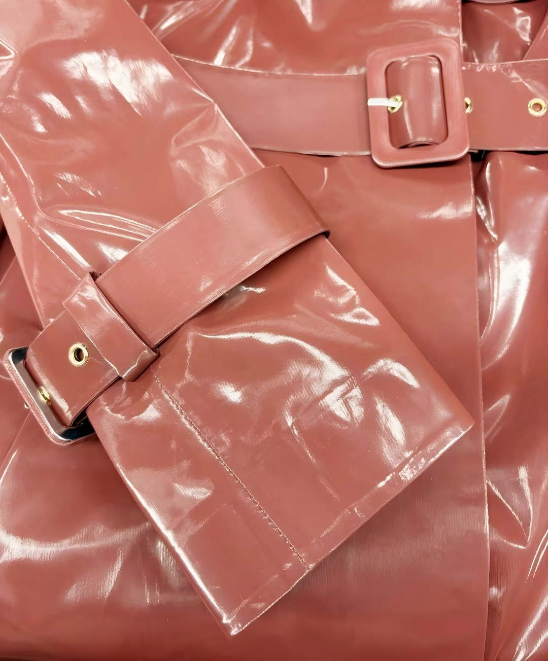 Tyylik&auml;s kiilt&auml;v&auml; vedenpit&auml;v&auml; irrotettava hupullinen Trench - tyylinen sadetakki