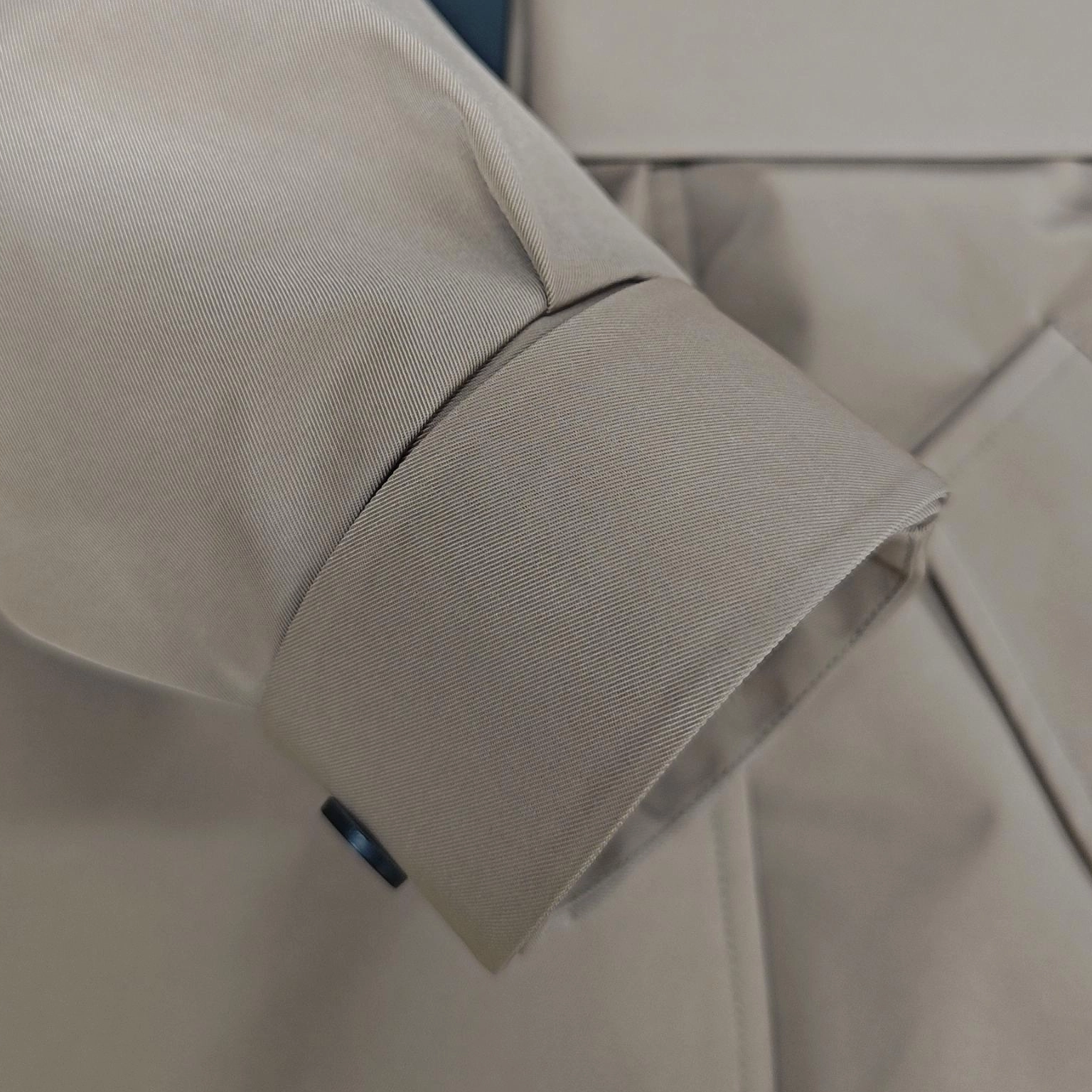 Trench long m&eacute;lang&eacute; laqu&eacute; et mat avec dos matelass&eacute; en diamant