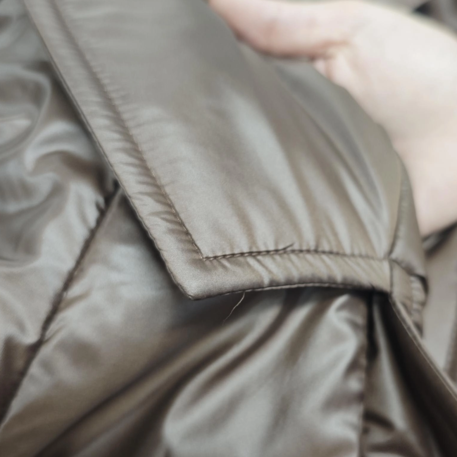 &Aacute;o kho&aacute;c d&agrave;i satin c&oacute; cổ blazer & thắt lưng c&oacute; thể điều chỉnh