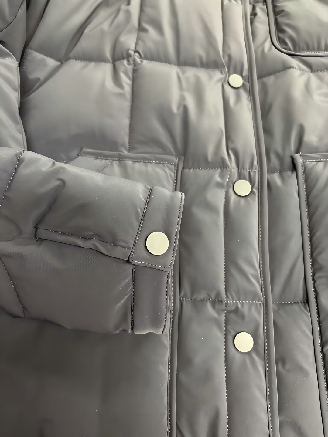 Letv&aelig;gts stilfuld nylon dunjakke med aftagelige &aelig;rmer
