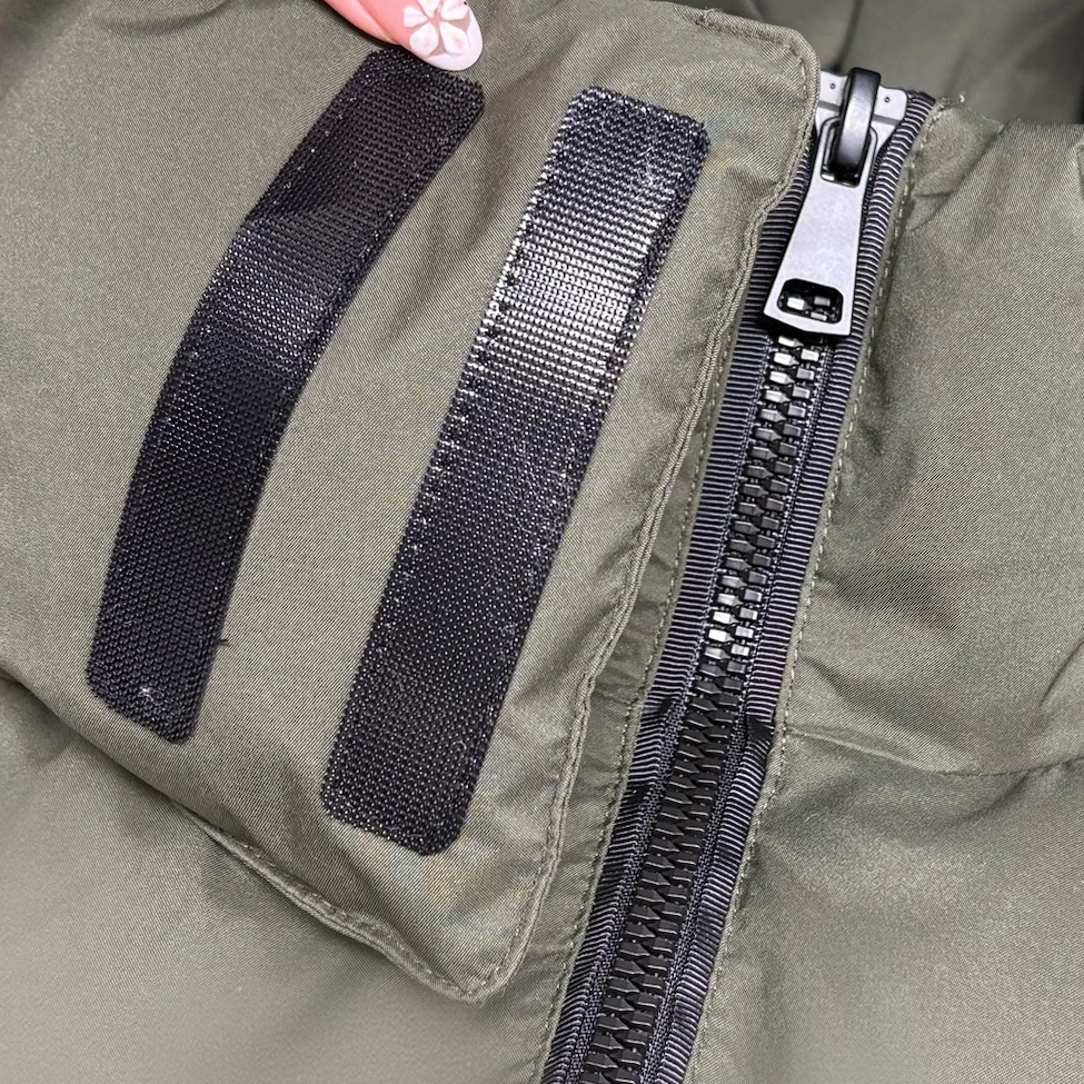 Kr&aacute;tk&yacute; ruk&aacute;vov&yacute; kab&aacute;t se zv&yacute;razněn&iacute;m lemu kapuce na such&yacute; zip