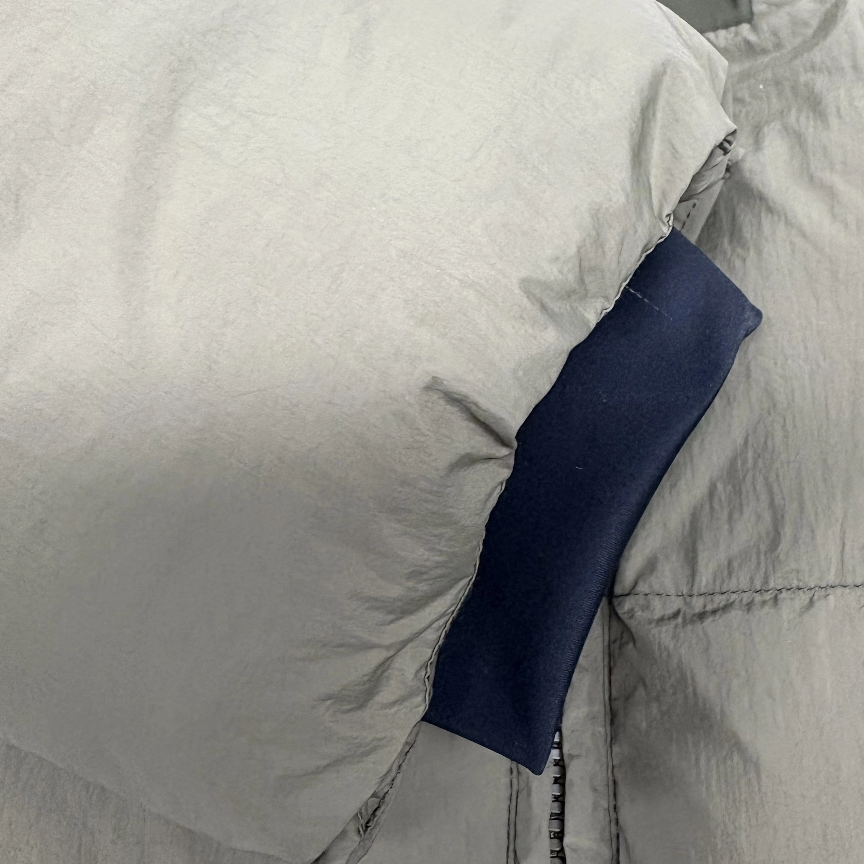 Kort pufferfrakke i rynket tekstureret nylon med justerbar h&aelig;tte